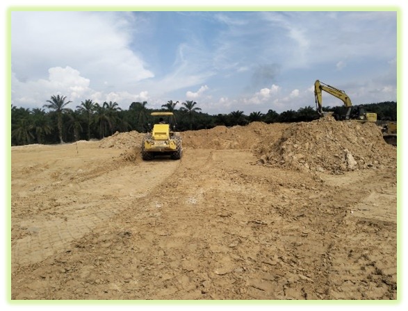PT.PETRONESIA BENIMEL GROUP HK PROYEK PEMBANGUNAN REST AREA STA 46B TOL PEKANBARU-DUMAI ( TAHUN 2023-2024 ) PROSES PEMADATAN TANAH